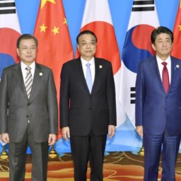 Ли Кэцян принял участие в восьмой встрече руководителей Китая, Японии и Республики Корея