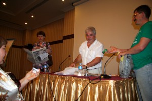 Леонид Арих (в центре) отвечает на вопросы коллег-журналистов