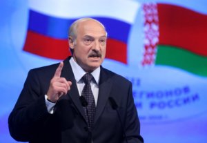 Из двух зол Александр Лукашенко выбрал... третье