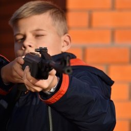 Подросток с ружьем